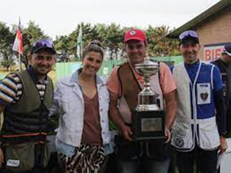 En el marco del cierre del Campeonato Mundial de Tiro a la Hélice disputado en el predio del Aero Club Río Cuarto, este domingo el Centro 11 se vistió de gala para recibir y coronar a los tiradores destacados de la 33° edición del torneo internacional