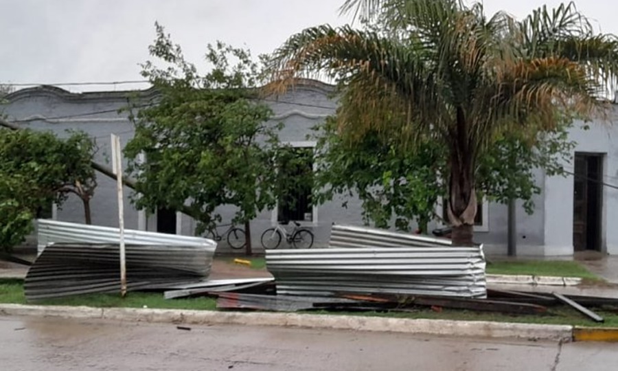 Una fuerte tormenta de viento y lluvia que se desató en la madrugada afectó a la localidad dejando como saldo, voladuras de techos, además de ramas, árboles y postes caídos.